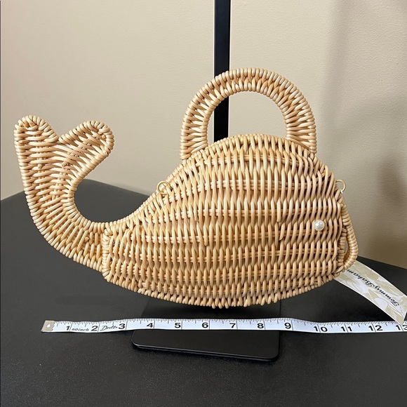 Tommy Bahama | 🐳 Wicker Woven Whale Bag w/ Crossbody Strap - Picture 9 of 10